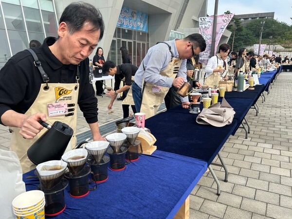 13일 강릉 스피드스케이팅 경기장 앞에서 열린 제15회 강릉커피축제 개막 행사인 100인 100미 바리스타 퍼포먼스 모습.