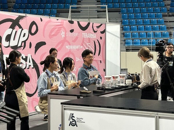 제15회 강릉커피축제에서 열린 코리아 브루어스 컵 챔피언십 경연대회 모습.