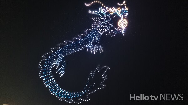 드론 2천대를 활용해 광안리 밤하늘을 청룡 이미지로 수놓은 모습