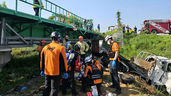 10일 오후 경북 상주시의 한 철길 건널목에서 열차와 포터 차량의 충돌 사고가 발생했다. (사진제공:경북소방본부)