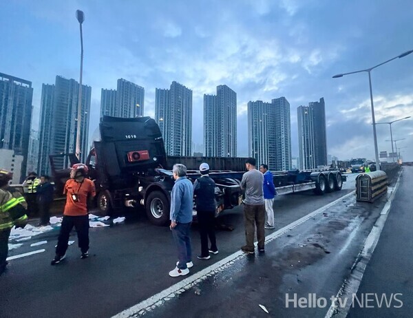 컨테이너 전복사고로 동서고가도로 김해방향 정체 5310