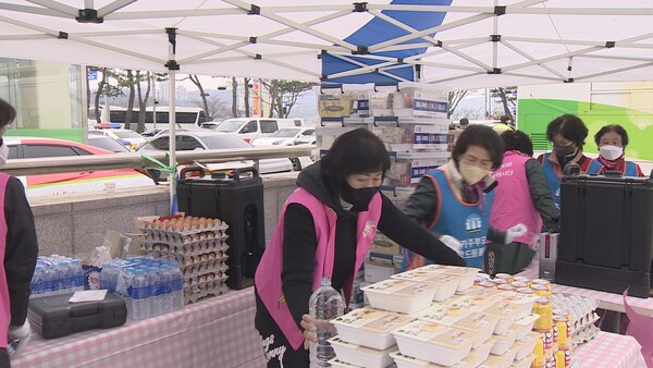 산불 이재민 대피소 마다 자원봉사자들이 모여들어 이재민을 돌봤다. 