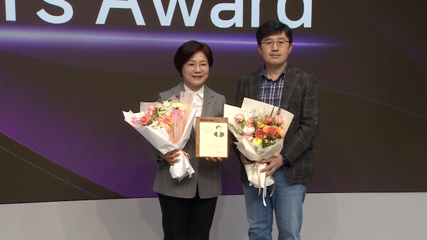 사진 왼쪽부터 김미경 은평구청장, 김홍익 LG헬로비전 커뮤니티 그룹장