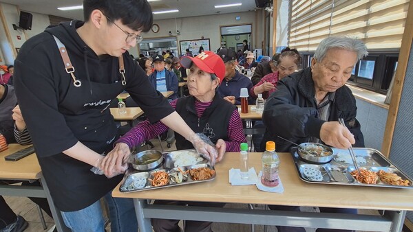 따뜻한 밥과 영양을 더한 반찬에 살뜰히 안부인사를 챙기는  복지사들 덕분에 어르신들은 살아갈 힘을 얻습니다. 