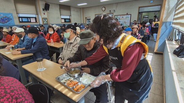 그 시각 밥상공동체종합사회복지관이 운영하는 무료급식소에선 점심식사가 시작됩니다. 