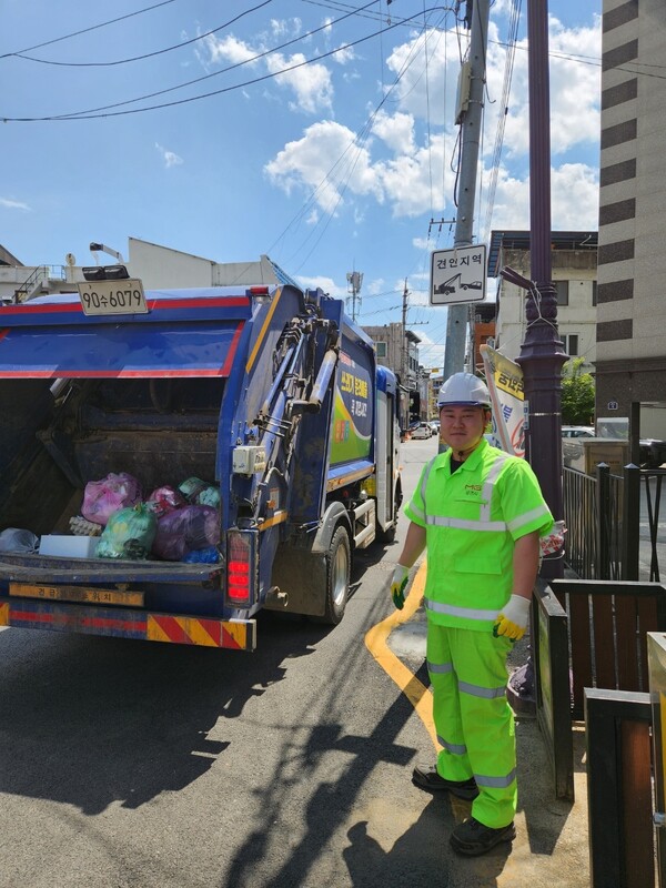 문경시 환경공무직 근로자 신윤우 씨 (사진: 문경시 제공)