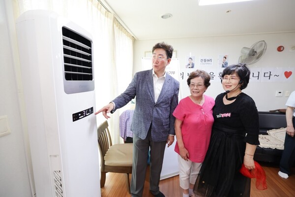 원강수 원주시장이 문막읍의 한 경로당 무더위 쉼터 현장을 점검하고 있는 모습. (사진제공 : 원주시)