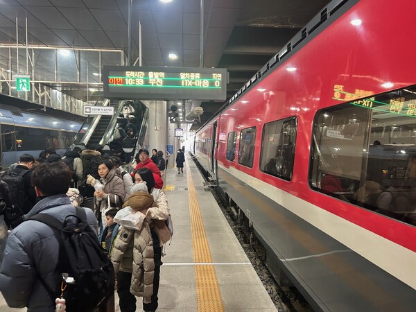 부산에서 ITX-마음 열차를 타고 온 관광객들이 강릉역에 내리는 모습.[자료사진]