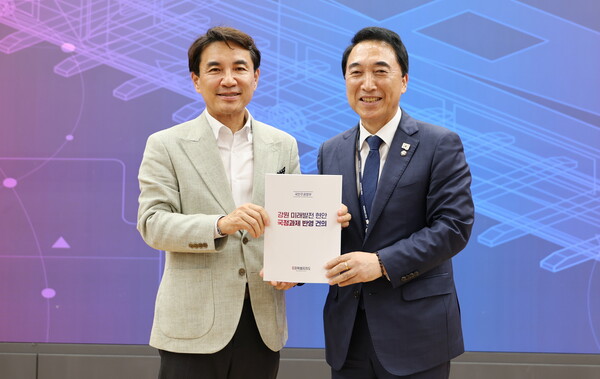 김진태 강원특별자치도지사가 지난 23일 국회 정책토론회에서 박수현 국정기획위원회 국가균형성장특별위원장에게 강원지역 현안 사항을 전달하는 모습.[강원특별자치도 제공]