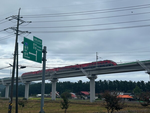 부산~강릉 간 동해선 철도를 운행하는 ITX-마음 열차 모습.[자료사진]