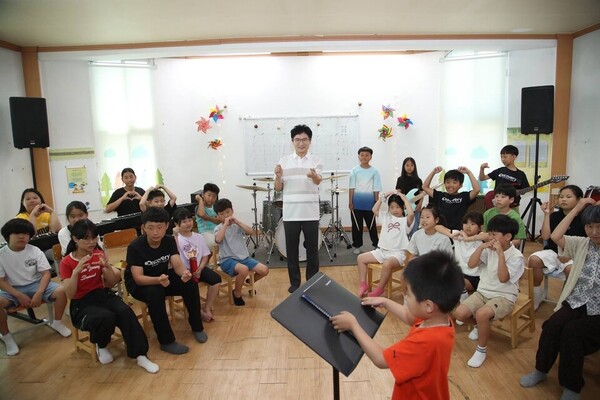 [화순 청풍초 영화 촬영에 참여한 김대중 전남교육감 / 전남교육청 제공]