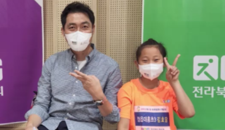 지난 2022년 체육영재 선발대회에서 우수 학생으로 선발됐던 김효담 양(사진 오른쪽)이 최근 12세 이하(U-12) 한국 유소년 배구 국가대표로 뽑혔다.