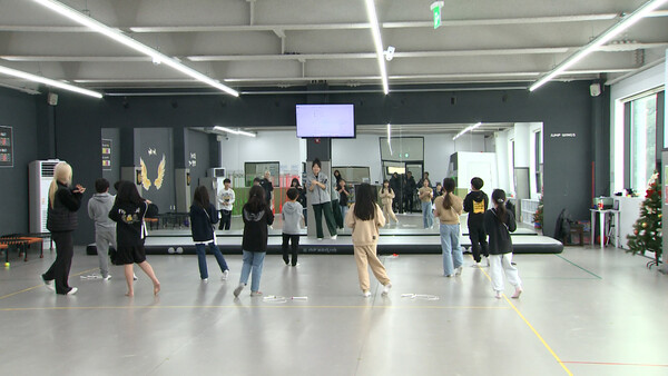 학생들이 방송댄스를 배우는 모습. 