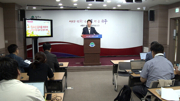 원강수 원주시장이  꿈이룸 바우처 사업의 확대를 위한기자회견을 하고 있는 모습. 