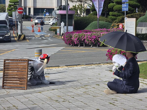 23일 김해시청 앞, 김해환경운동연합, 황새 방사 행사 '비난' 및 경찰 고발. 재판매 및 DB 금지.