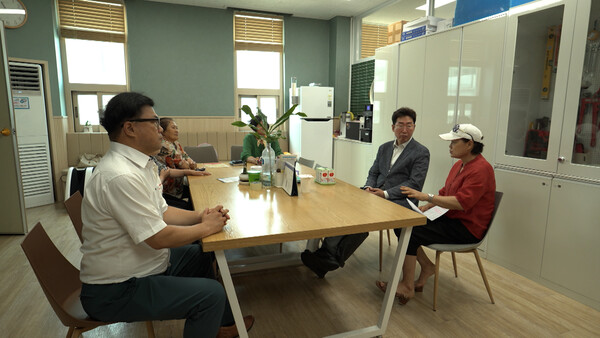 원강수 원주시장이 '이동시장실'을 진행하고 있는 모습. 