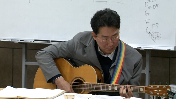 이동시장실 도중 기타를 치고 있는 원강수 시장 모습. 