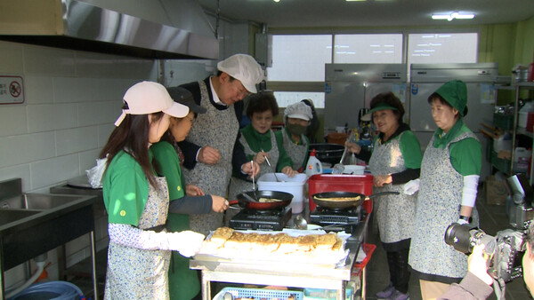 판부면 새마을부녀회의 반찬봉사에 참여한 원강수 시장 모습. 