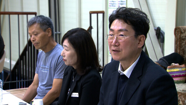 서곡리 주민들과 대화를 나누고 있는 원강수 시장 모습. 