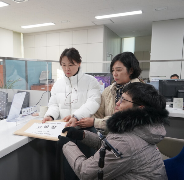 지난 19일 인천 특수교사 사망 책임자에 대한 형사고발 진행.