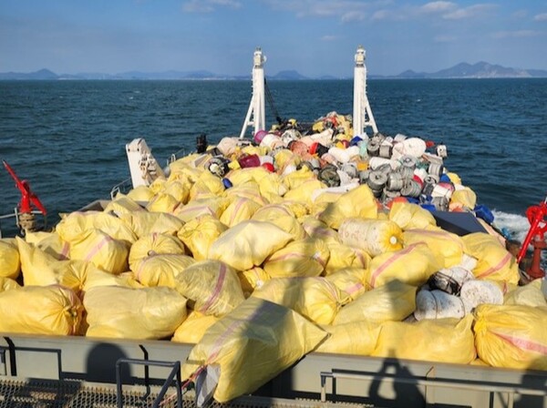 [섬박람회 대비 섬 지역 해양쓰레기 수거에 나선 여수시 / 여수시 제공]