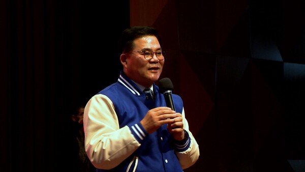 [사진: 문승태 순천대학교 부총장이 북 콘서트에서 발언하는 모습(LG헬로비전)]