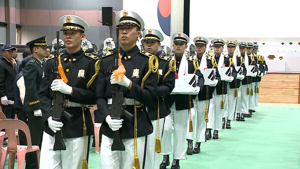 육군 36사단은 24일 영내 백호강당에서 6·25 전사자 발굴 유해 합동 영결식을 열었습니다. 