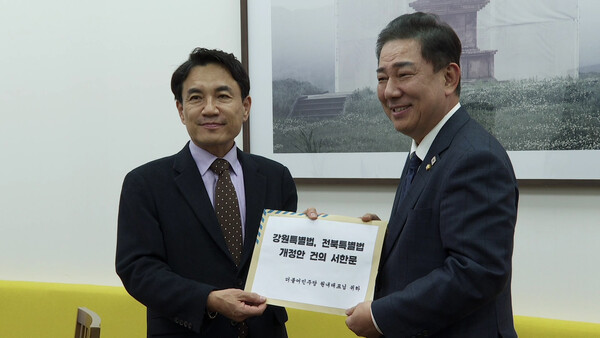 김진태 강원도지사가 24일 국회에서 여야 원내대표를 만나 강원특별법 3차 개정안의 조속한 통과를 촉구하는 건의문을 전달했다.