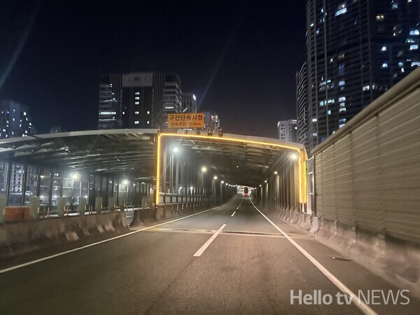 부산시설공단이 동서고가로 교통사고 다발 구간의 야간 시인성을 강화하기 위해 발광형 도로표지를 시범 설치하며 주행 안전 개선에 나섰다 / 사진제공 : 부산시설공단