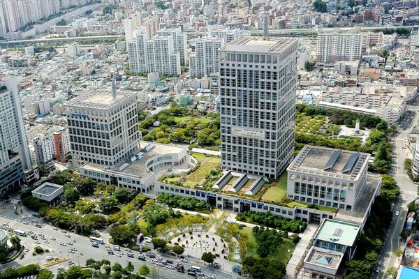 부산시의 '15분도시' 정책이 지속 가능한 도시 모델로 국제적인 인정을 받았다. 부산시청 전경 / (출처:LG헬로비전 DB)