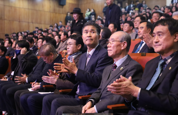지난 23일 전북대학교 삼성문화회관에서 열린 출범식에는 포럼 회원과 교육계·정치권·학계 등 각계 인사 2천여 명이 참석했다.