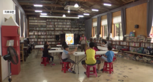 천호성 전주교대 교수가 작은도서관과 학교도서관을 연계한 마을교육돌봄시스템 구축의 필요성을 강조했다.