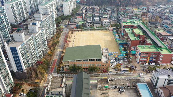 원주 봉화산 택지의 아파트 단지입니다.이 곳에 사는 초등학생들은 매일 편도 2km, 걸어서 최소 30분 이상 소요되는 평원초등학교까지 등교해야 합니다. 