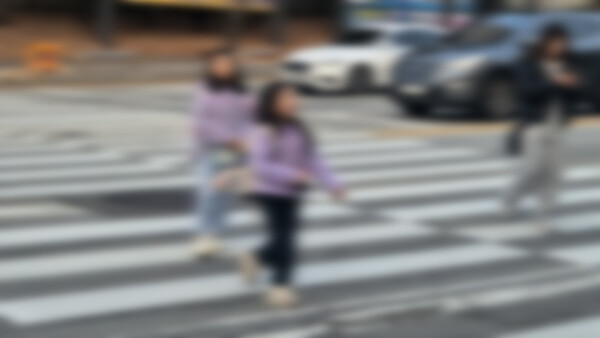 가장 먼 아파트 단지에서 학교까지는 횡단보도 7개를 건너고 6차선 대로변을 따라 걸어야 합니다. 