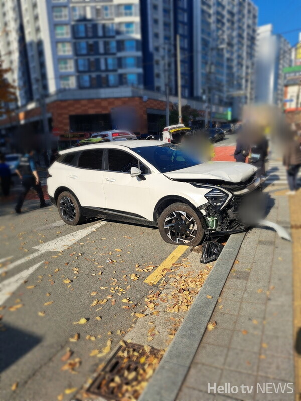 어제(24일) 오후 2시 5분쯤 부산 남구 우암동에서 유턴하던 차량이 보행자를 덮쳐 초등학생이 숨지고 함께 있던 30대 여성도 크게 다쳤다. 두사람은 모녀 관계로 알려졌다. / LG헬로비전 DB 