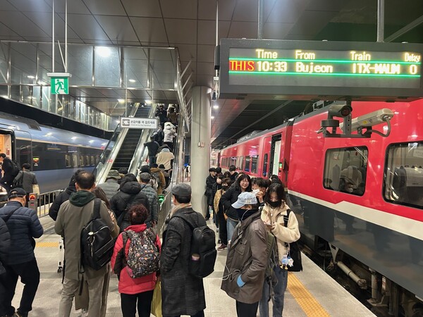 25일 부산 부전역을 출발해 5시간 만에 강릉역에 도착한 관광객들이 긴 줄을 늘어선 모습.
