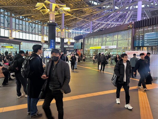 강릉선과 동해선의 정차역인 강릉역 대합실 모습.