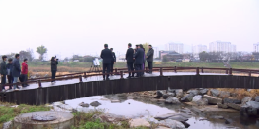 남원시는 수해 재발을 방지하기 위해 하천 흐름을 방해하는 목조 다리 등을 제거하고 둔치 높이도 수해가 발생하지 않도록 조절하기로 했다.