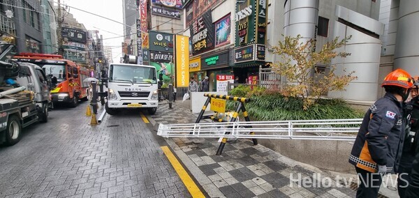 오늘(25일) 부산 전역에서 최대 초속 23.3미터의 강풍이 불면서 구조물 전도와 부상 사고가 잇따랐다. / 사진제공 : 부산소방재난본부