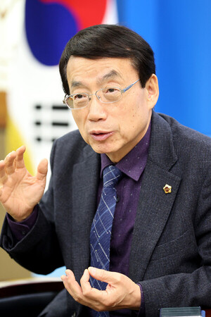 5·18 폄훼 논란 허식 <b>인천시</b>의회 <b>의장</b>, 탈당계 제출