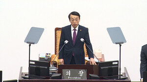 <b>허식</b> 인천시의회 <b>의장</b>, <b>불신임안</b> '거부'