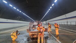 수도권제1순환고속도로 <b>사패터널 차량</b>서 불…출근길 정제