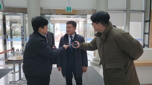 '<b>뇌물수수 의혹</b>' <b>정성주 김제시장</b> 경찰 출석